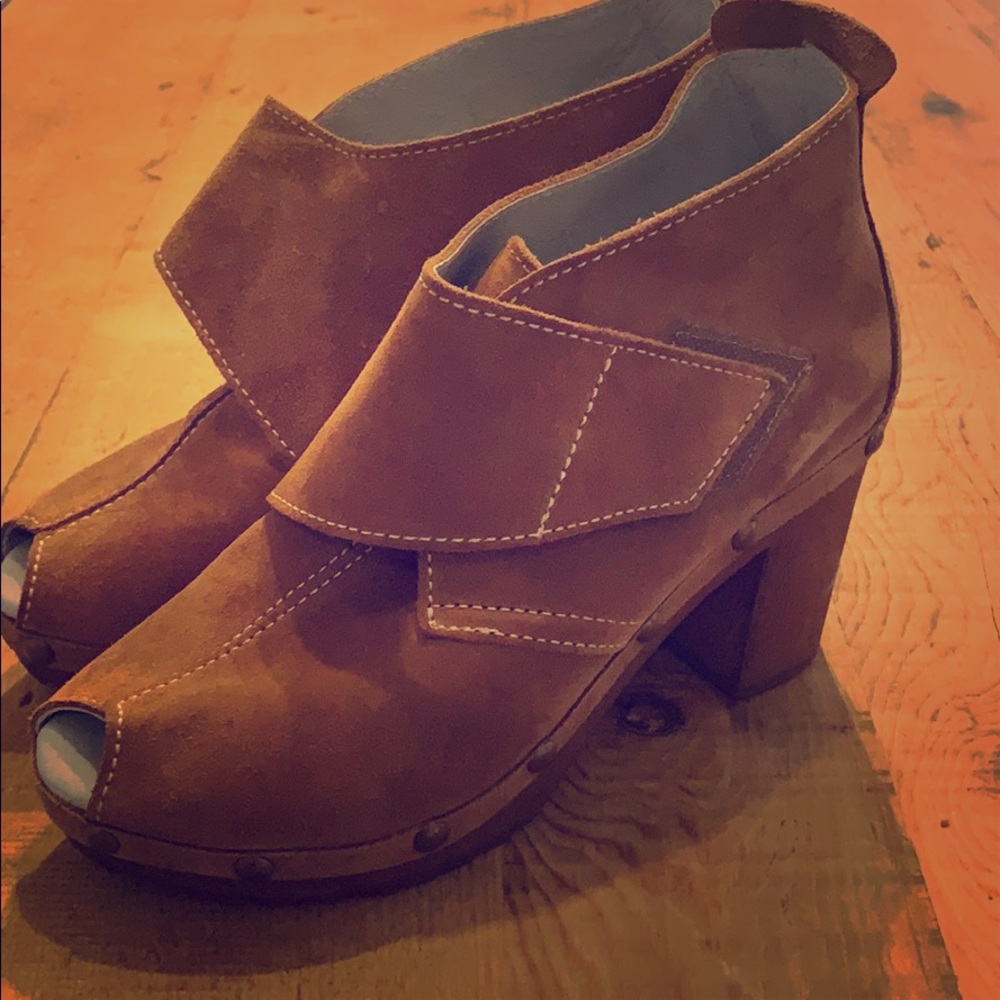 Eric Michael Chelsea Tan Taupe size 38 ankle boot